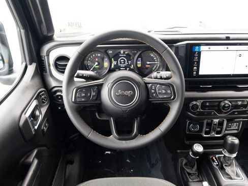 Used 2024 Jeep Wrangler Unlimited AWD/4WD image 2