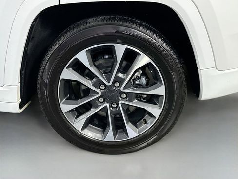 Used 2022 Jeep Grand Cherokee Overland w/ Luxury Tech Group IV AWD/4WD image 34
