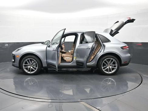 Certified 2022 Porsche Macan AWD/4WD image 30