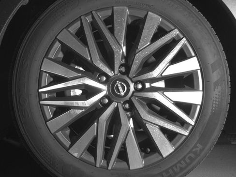 Used 2025 Nissan Altima 2.5 SV FWD image 12