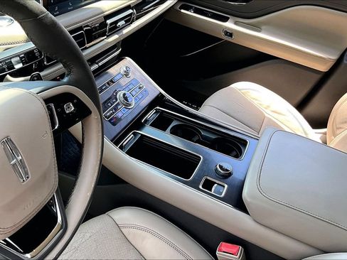 Used 2020 Lincoln Aviator Reserve w/ Equipment Group 201A AWD/4WD image 16