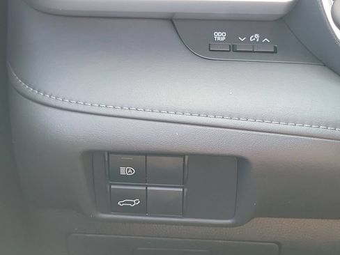 Used 2021 Toyota Highlander XLE FWD image 18