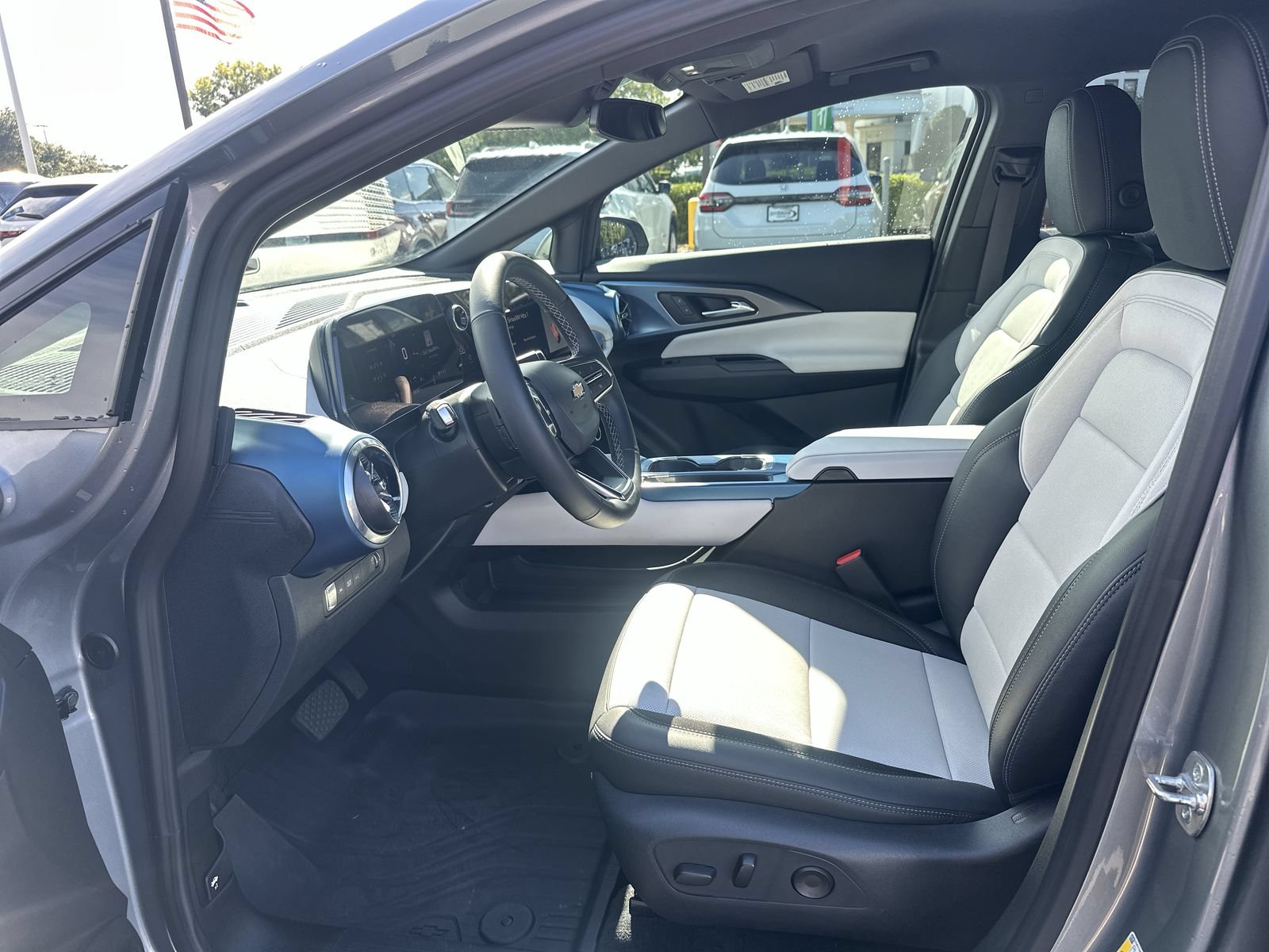 Used 2024 Chevrolet Equinox EV LT FWD image 16
