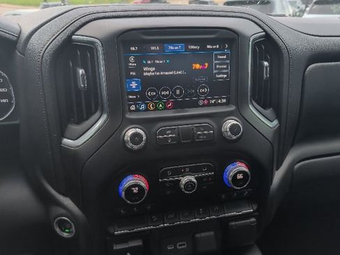 Used 2022 GMC Sierra 1500 AT4 w/ AT4 Preferred Package AWD/4WD image 17