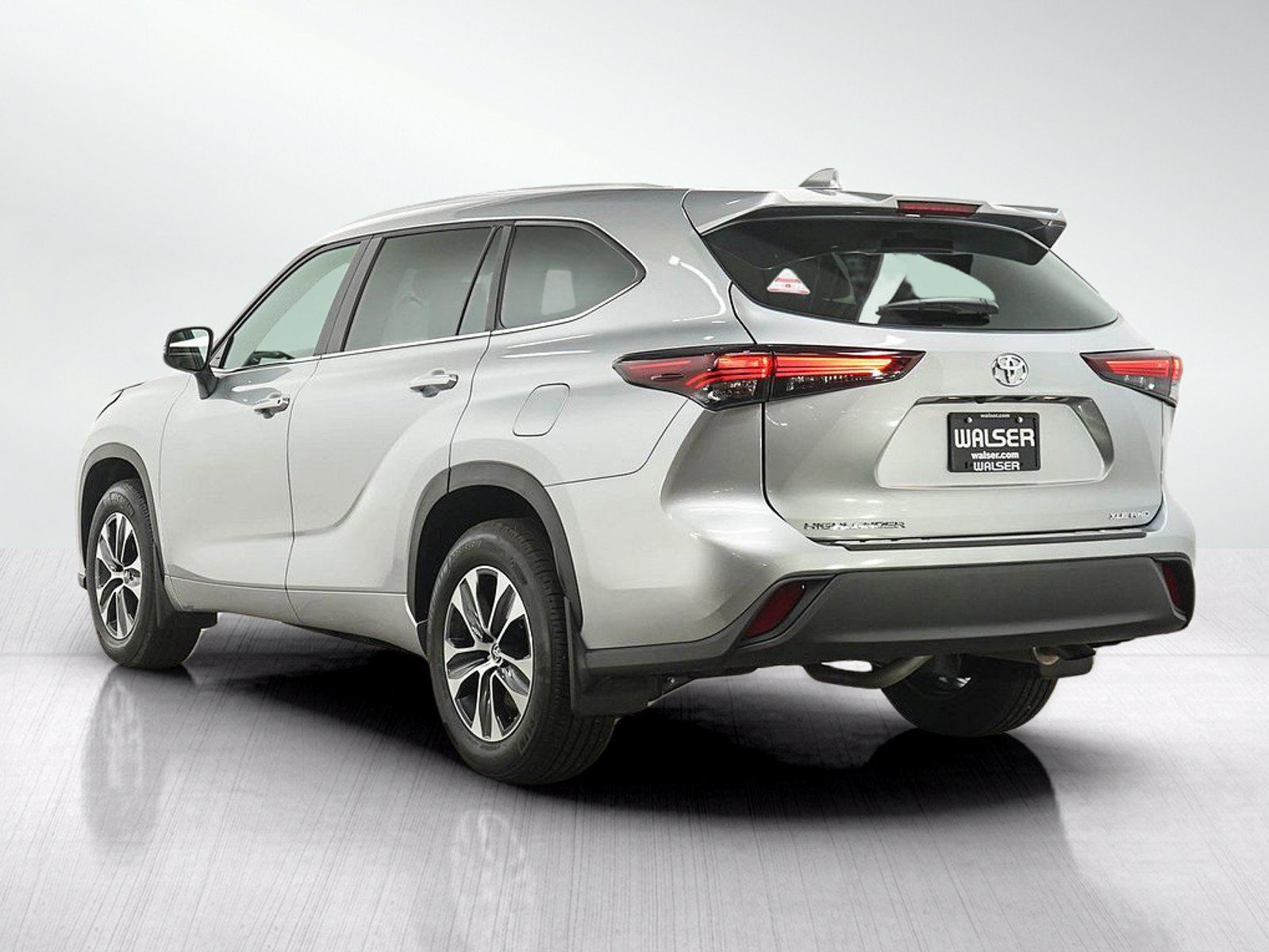 Used 2025 Toyota Highlander XLE AWD/4WD image 3