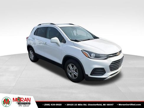 Used 2020 Chevrolet Trax LT w/ Sun & Sound Package FWD image 3