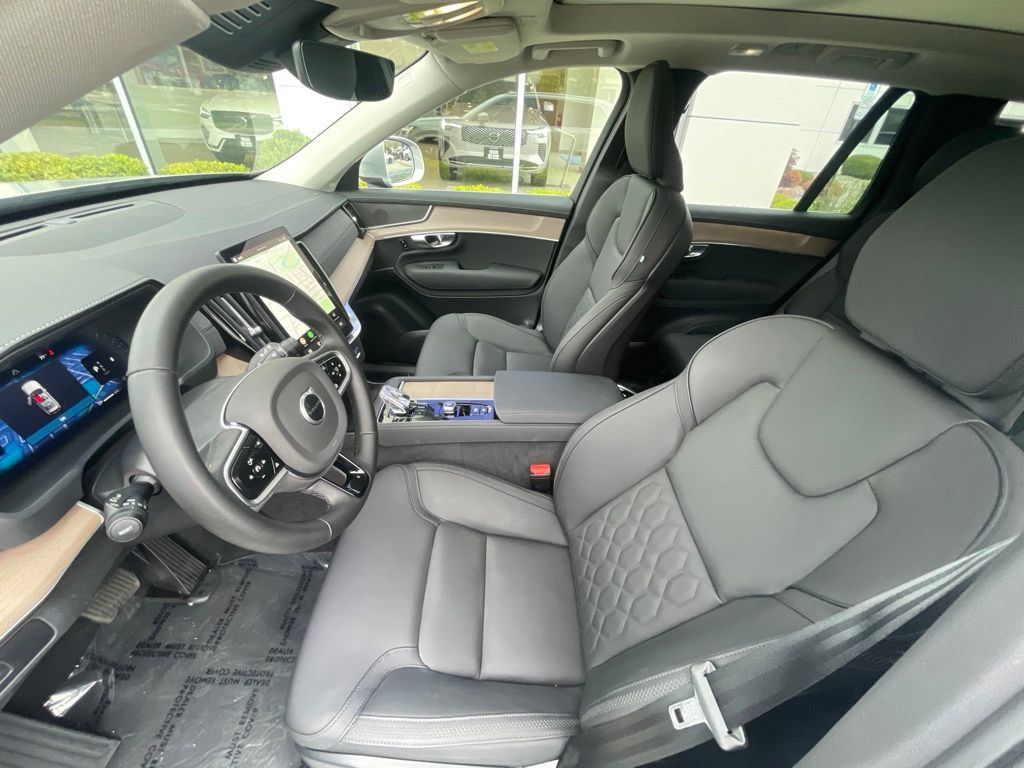 Used 2025 Volvo XC90 B6 Plus AWD/4WD image 24