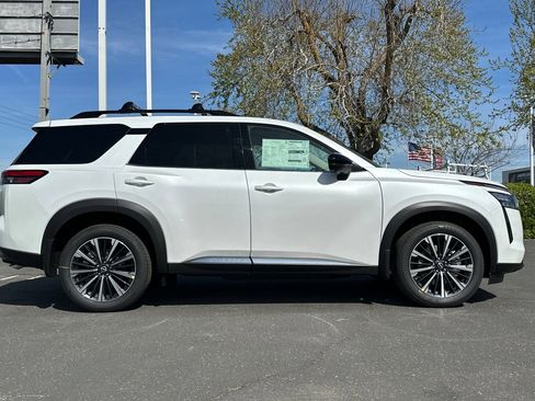 New 2026 Nissan Pathfinder Platinum image 3