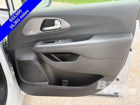 Used 2026 Chrysler Pacifica Select FWD image 26