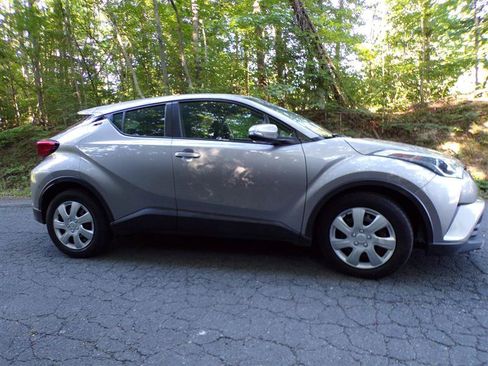 Used 2019 Toyota C-HR LE FWD image 11