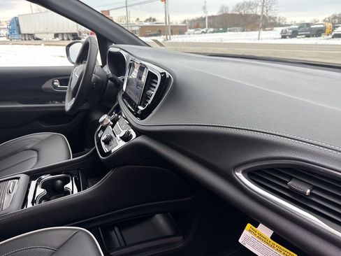 New 2026 Chrysler Pacifica Limited image 42