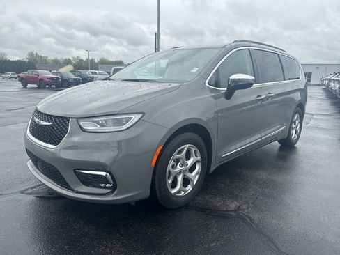 Used 2023 Chrysler Pacifica Limited image 5