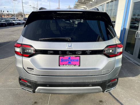 Used 2024 Honda Pilot Touring image 2