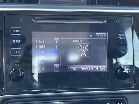 Used 2018 Toyota Corolla LE FWD image 30