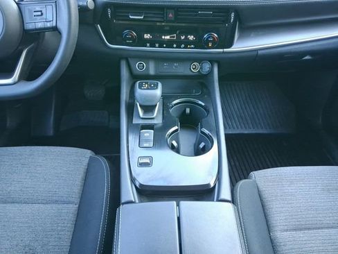 Used 2023 Nissan Rogue SV image 3