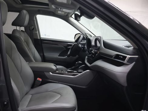 Used 2024 Toyota Highlander Limited FWD image 9