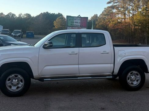 Used 2018 Toyota Tacoma SR image 3