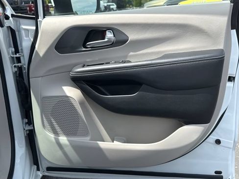 Used 2023 Chrysler Pacifica Touring-L FWD image 23