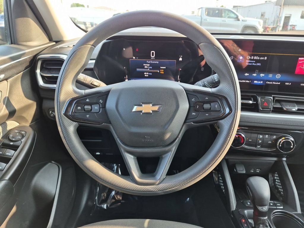 Used 2025 Chevrolet TrailBlazer LT AWD/4WD image 17