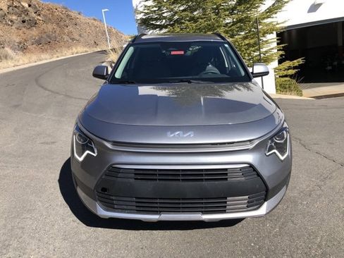 Certified 2024 Kia Niro LX image 3