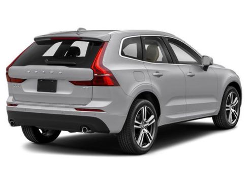 Used 2021 Volvo XC60 T5 Momentum w/ Protection Package image 3