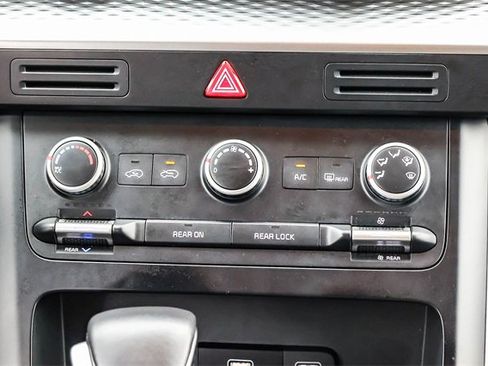 Used 2024 Kia Carnival LX image 14