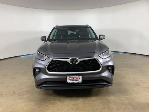 Used 2024 Toyota Highlander XLE AWD/4WD image 3