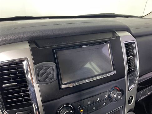 Used 2017 Nissan Titan SV image 7