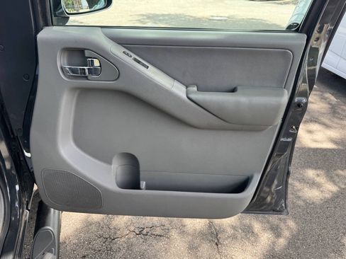 Used 2011 Nissan Frontier SL RWD image 45