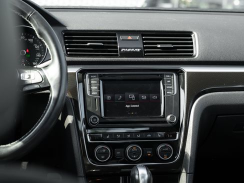Used 2018 Volkswagen Passat GT FWD image 12