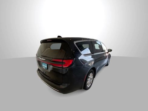 Used 2023 Chrysler Pacifica Touring-L FWD image 8