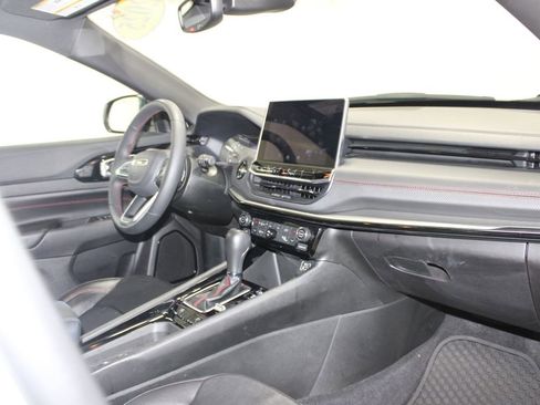 Used 2025 Jeep Compass Trailhawk image 21