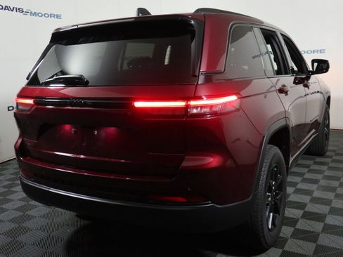 Used 2024 Jeep Grand Cherokee Altitude AWD/4WD image 6