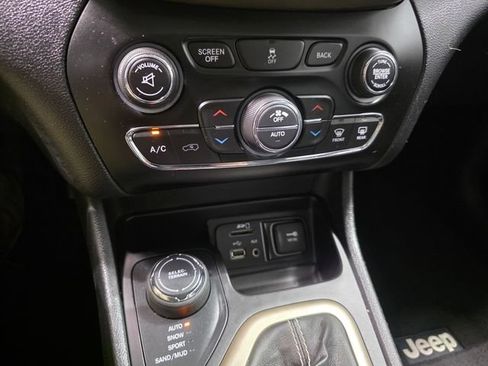 Used 2016 Jeep Cherokee Limited AWD/4WD image 22