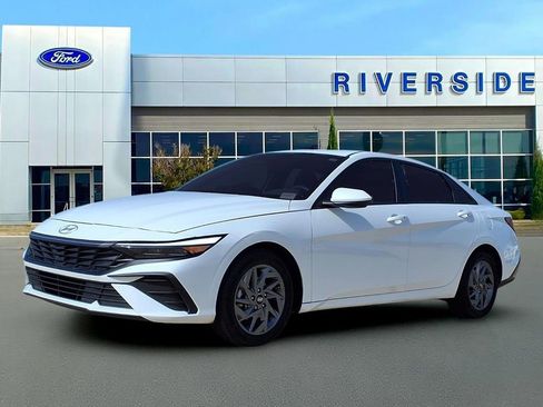 Used 2024 Hyundai Elantra SEL image 3