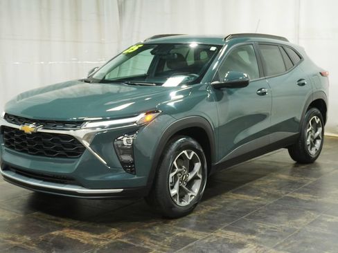 Used 2025 Chevrolet Trax LT w/ Driver Confidence Package FWD image 2