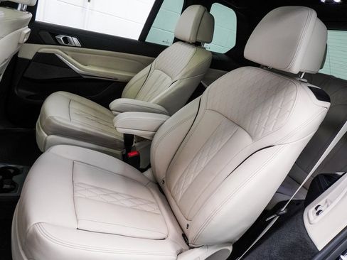 Used 2022 BMW X7 M50i w/ Dynamic Handling Package image 21