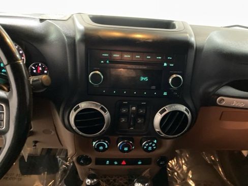 Used 2013 Jeep Wrangler Unlimited Sahara image 15