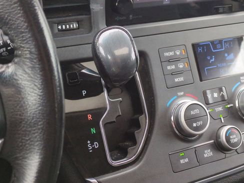 Used 2015 Toyota Sienna SE Premium image 34