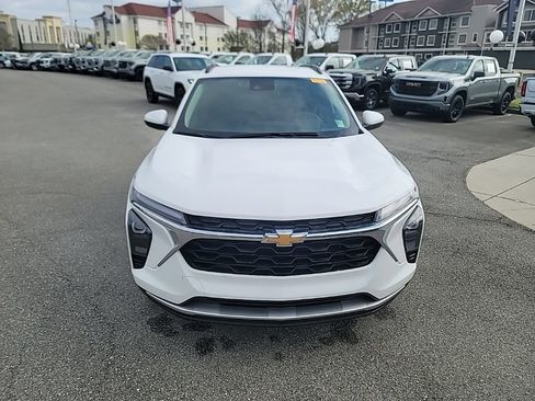 Used 2025 Chevrolet Trax LT w/ LT Convenience Package image 2