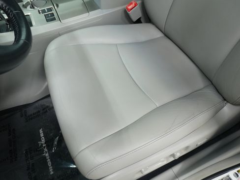 Used 2013 Toyota Highlander SE FWD image 12