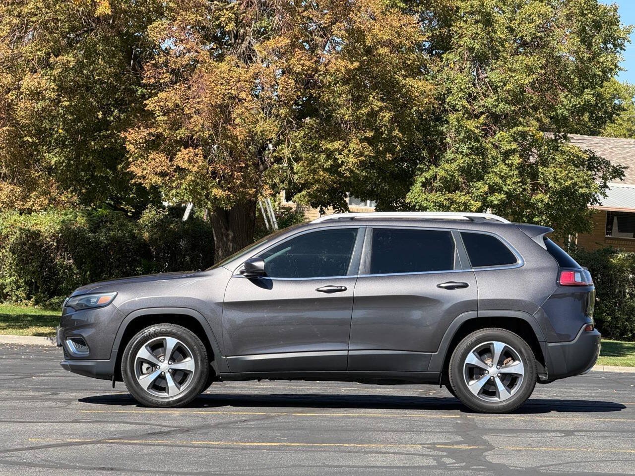 Used 2019 Jeep Cherokee Limited AWD/4WD image 2
