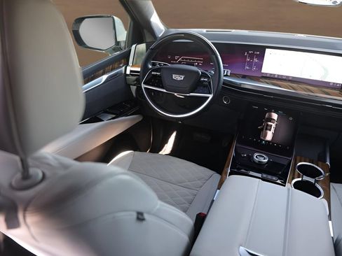 Used 2025 Cadillac Escalade ESV Premium Luxury Platinum AWD/4WD image 29