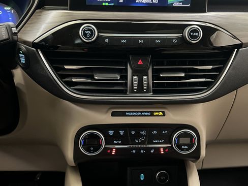 Used 2020 Ford Escape Titanium image 19