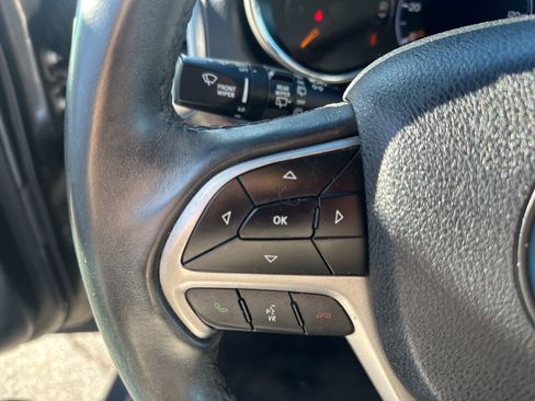 Used 2018 Jeep Grand Cherokee Laredo image 21