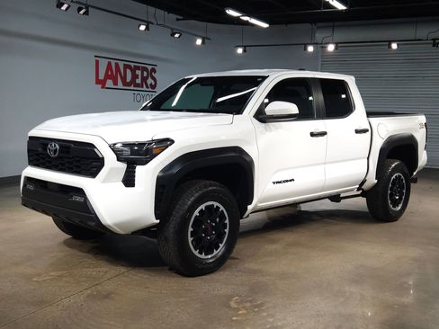 Certified 2025 Toyota Tacoma TRD Off-Road AWD/4WD image 3