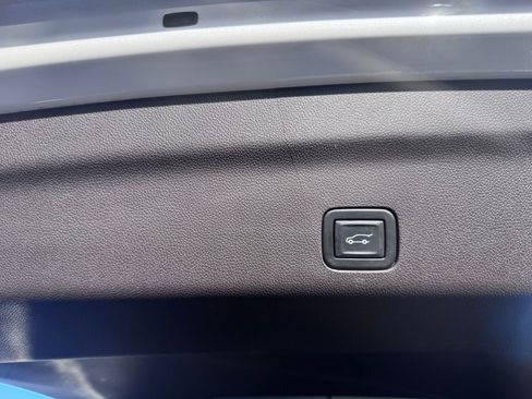 Used 2022 GMC Yukon Denali w/ Denali Premium Package image 12