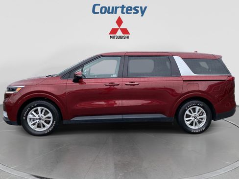 Used 2024 Kia Carnival LX FWD image 2