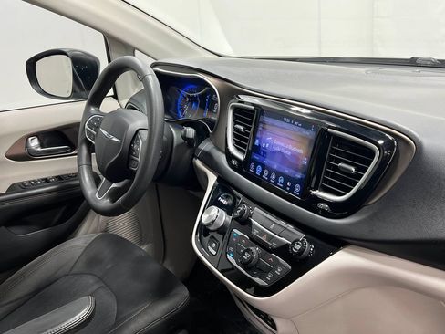 Used 2017 Chrysler Pacifica Touring w/ Tire & Wheel Group FWD image 20