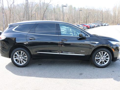 Used 2023 Buick Enclave Avenir image 9